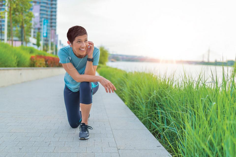 Femme active en bonne santé, un genou à terre