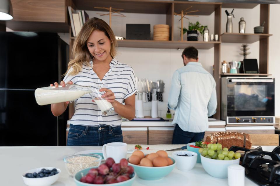 couple making breakfast