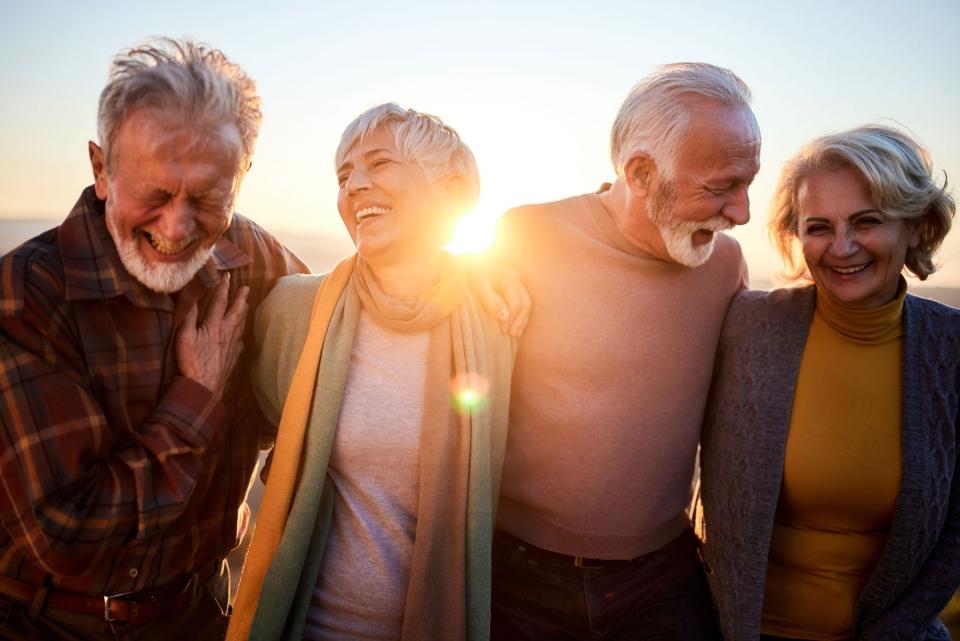 Des couples âgés dehors au soleil couchant