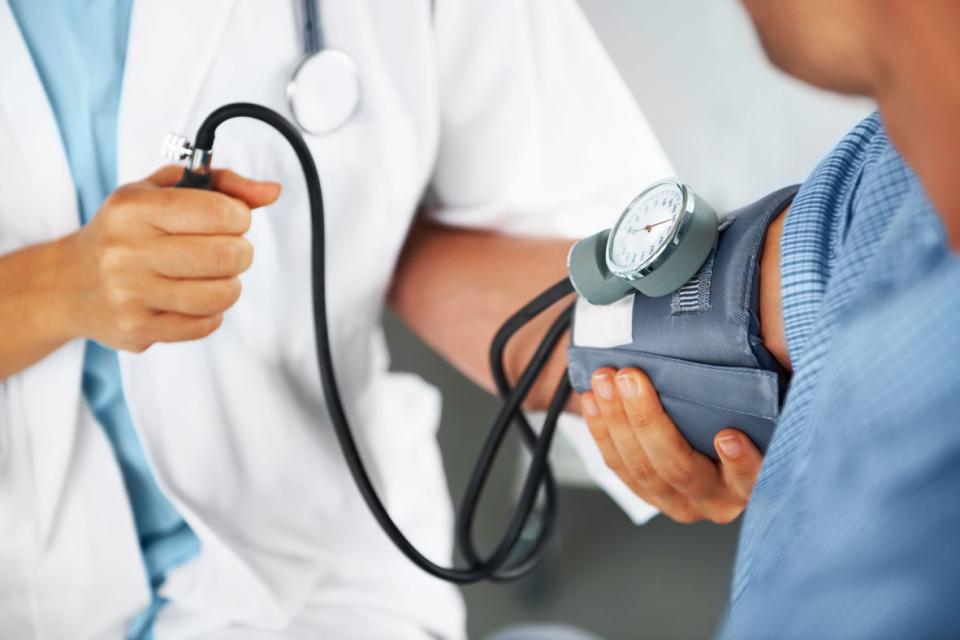 Un médecin vérifie la pression sanguine d'un client