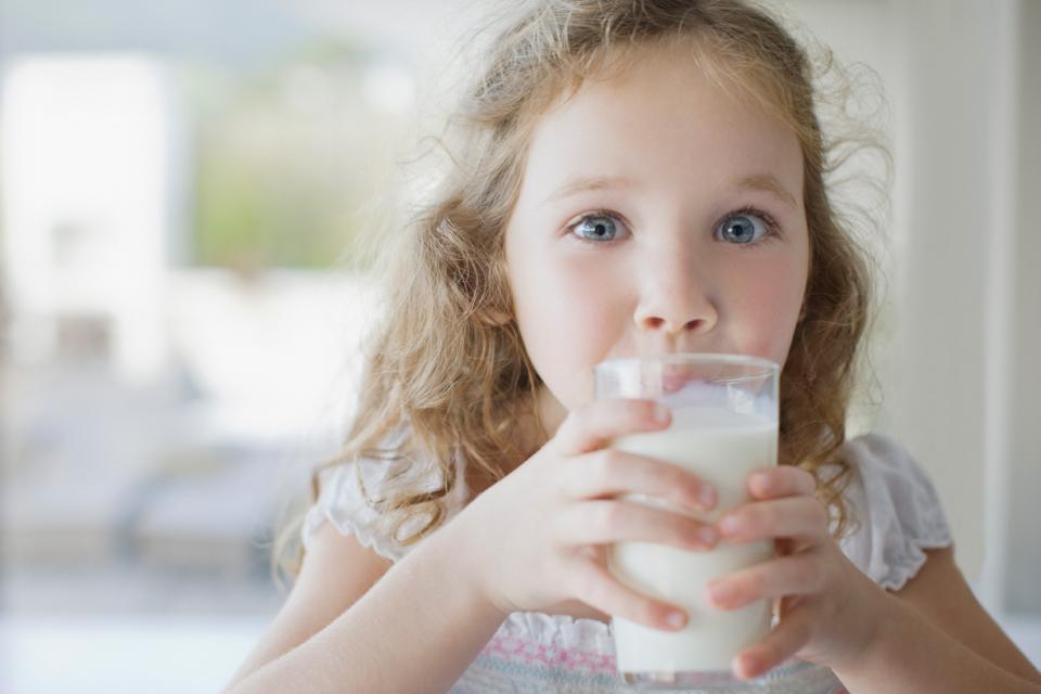 Petite fille buvant un verre de lait