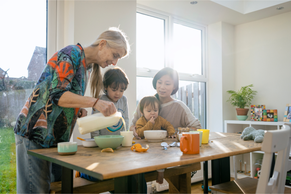 Famille qui mangent des céréal